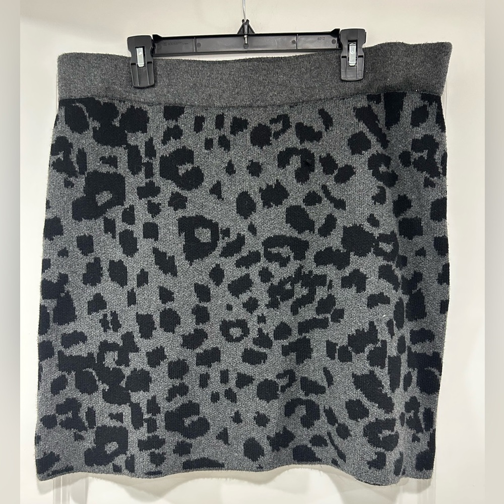 LOFT Gray and Black Leopard Mini Sweater Skirt - Picture 1 of 3